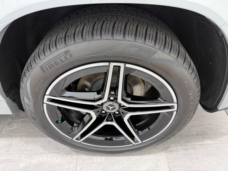 Mercedes-Benz GLS Vehicle Full-screen Gallery Image 05