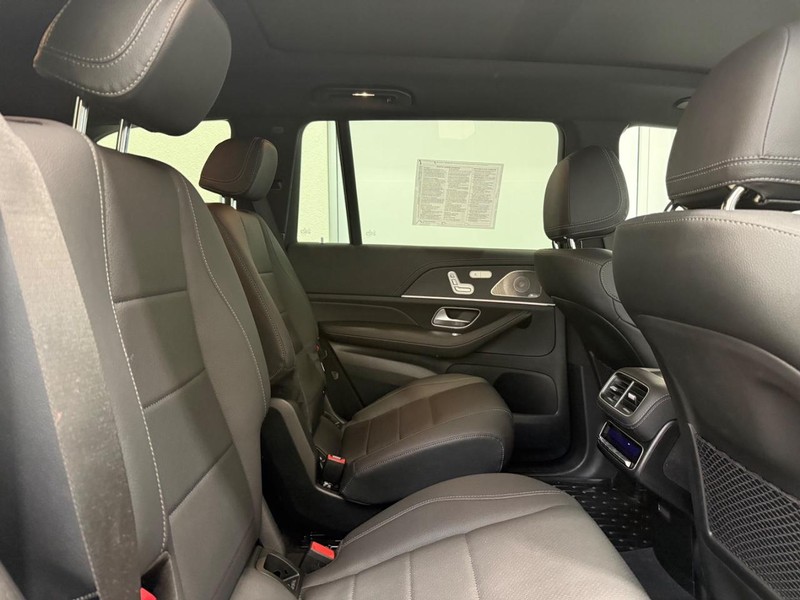 Mercedes-Benz GLS Vehicle Full-screen Gallery Image 08