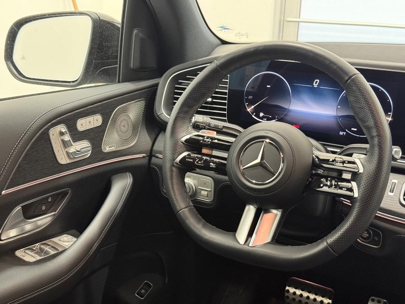 Mercedes-Benz GLS Vehicle Full-screen Gallery Image 12