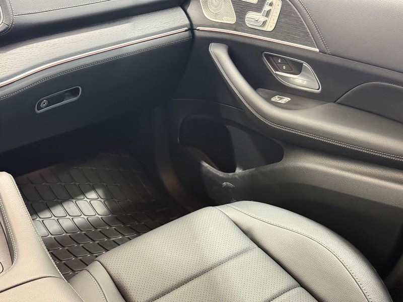 Mercedes-Benz GLS Vehicle Full-screen Gallery Image 13