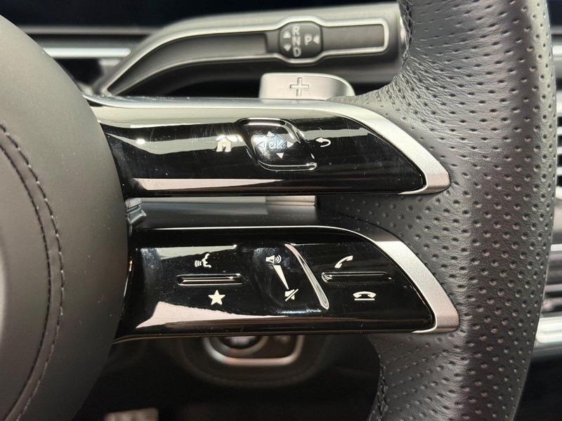 Mercedes-Benz GLS Vehicle Full-screen Gallery Image 16