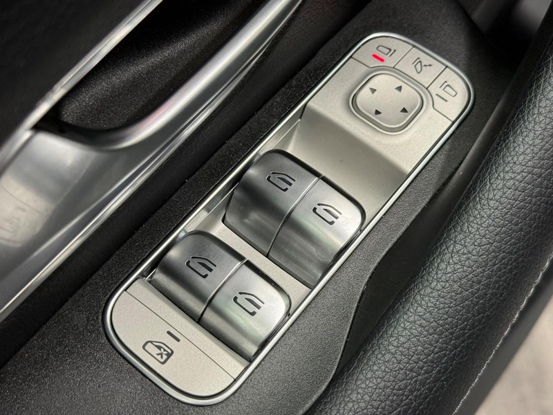 Mercedes-Benz GLS Vehicle Full-screen Gallery Image 19