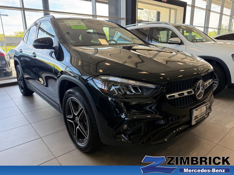 Mercedes-Benz GLA Vehicle Full-screen Gallery Image 01