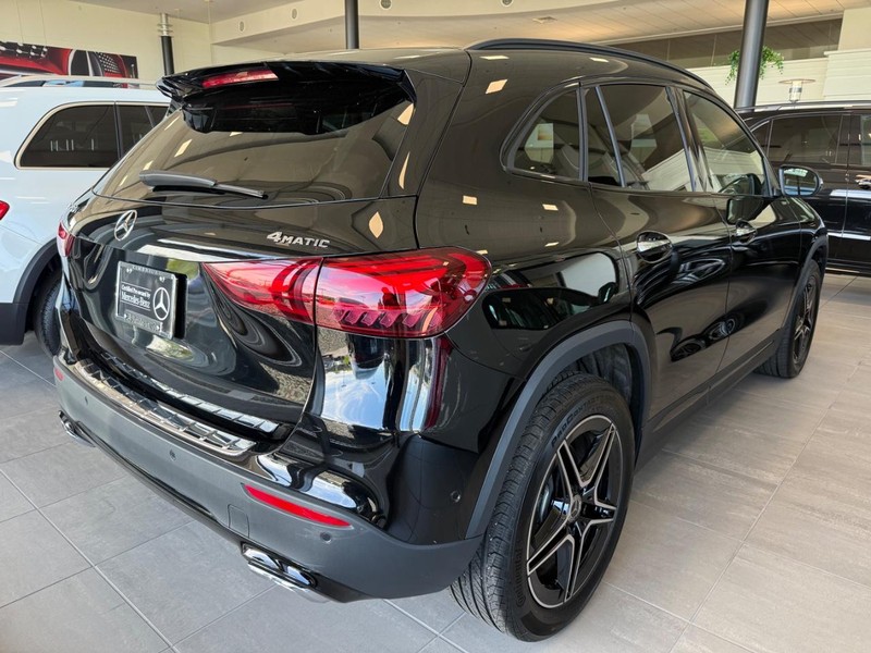Mercedes-Benz GLA Vehicle Full-screen Gallery Image 02