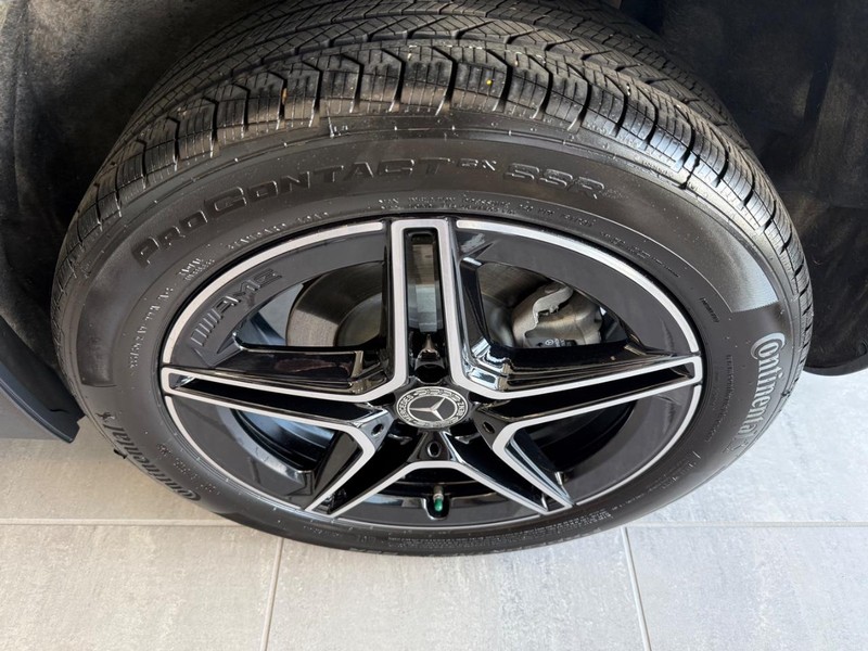 Mercedes-Benz GLA Vehicle Full-screen Gallery Image 04