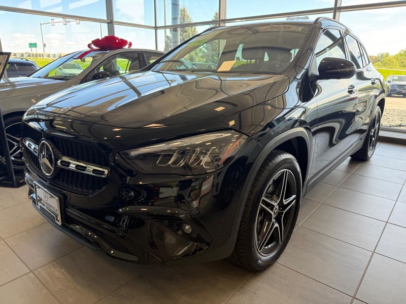 Mercedes-Benz GLA Vehicle Full-screen Gallery Image 05