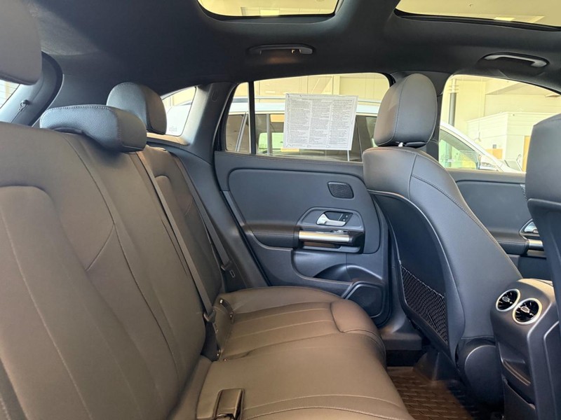 Mercedes-Benz GLA Vehicle Full-screen Gallery Image 07