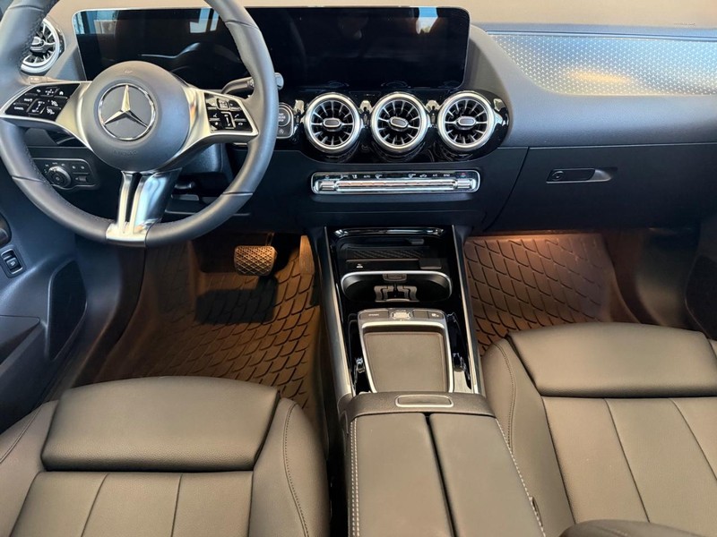 Mercedes-Benz GLA Vehicle Full-screen Gallery Image 08