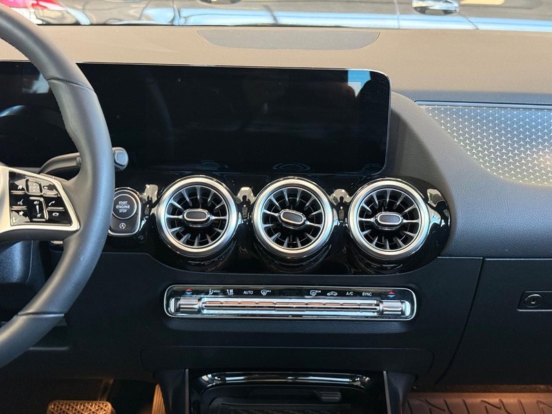Mercedes-Benz GLA Vehicle Full-screen Gallery Image 09