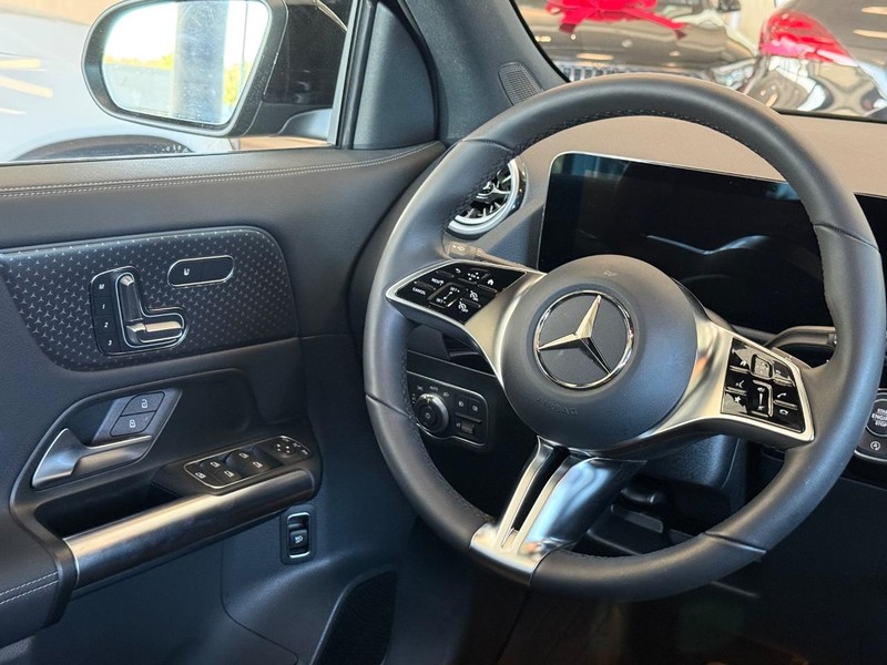 Mercedes-Benz GLA Vehicle Full-screen Gallery Image 10
