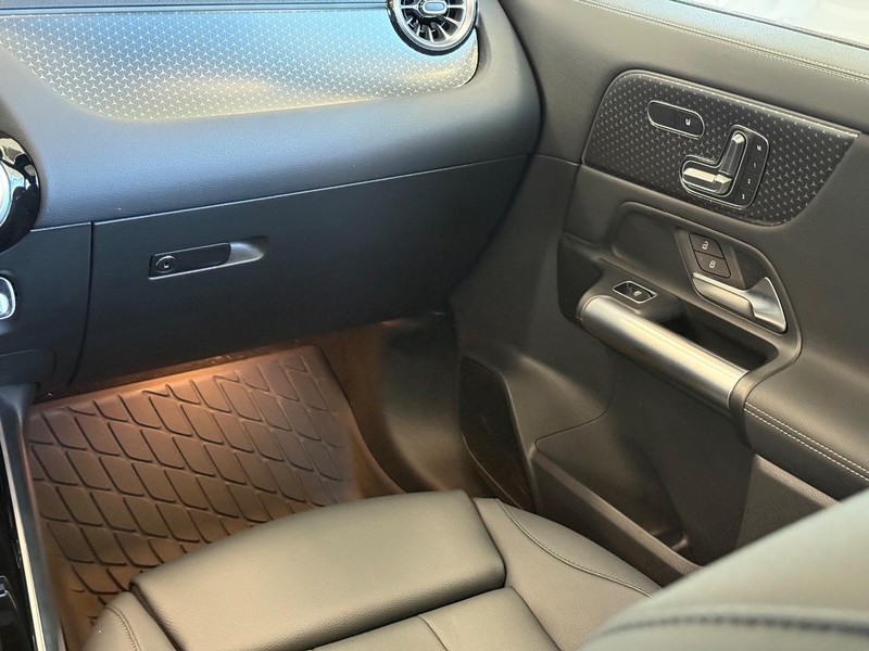Mercedes-Benz GLA Vehicle Full-screen Gallery Image 11