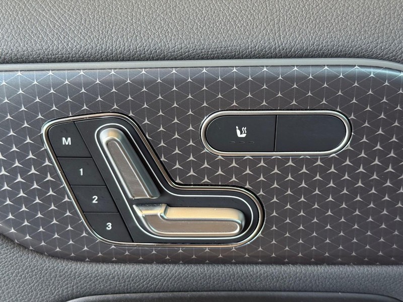 Mercedes-Benz GLA Vehicle Full-screen Gallery Image 12