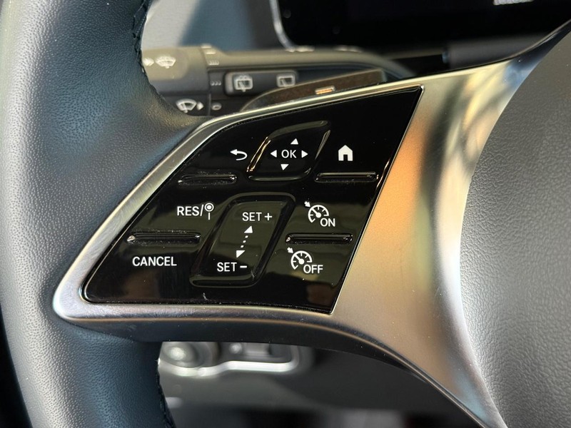 Mercedes-Benz GLA Vehicle Full-screen Gallery Image 13