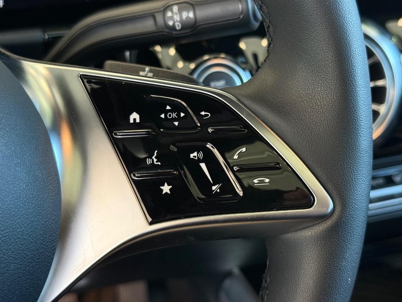 Mercedes-Benz GLA Vehicle Full-screen Gallery Image 14