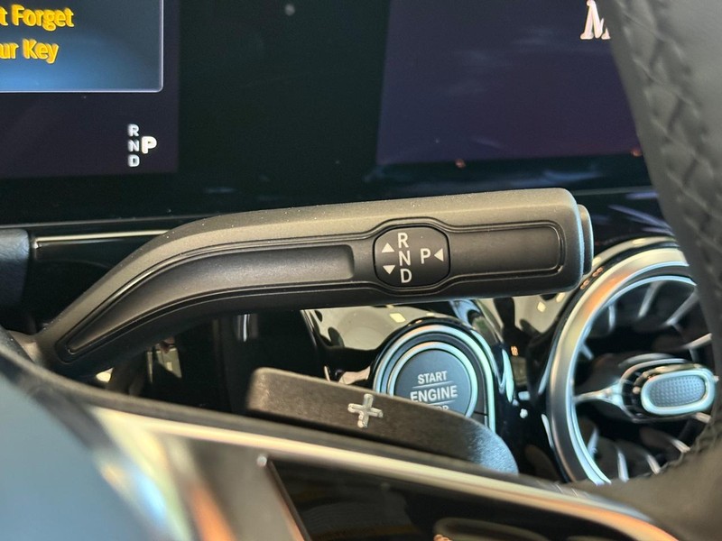 Mercedes-Benz GLA Vehicle Full-screen Gallery Image 15
