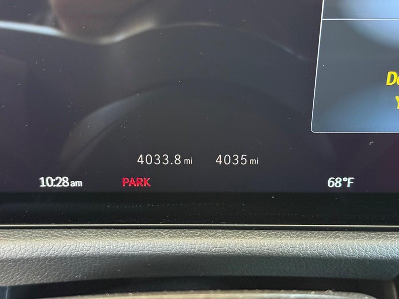 Mercedes-Benz GLA Vehicle Full-screen Gallery Image 16