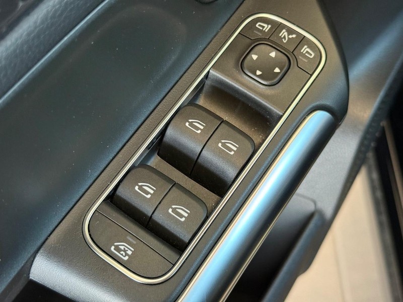 Mercedes-Benz GLA Vehicle Full-screen Gallery Image 17