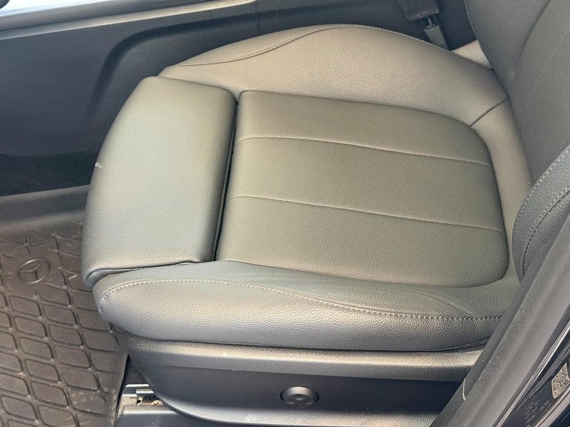 Mercedes-Benz GLA Vehicle Full-screen Gallery Image 18