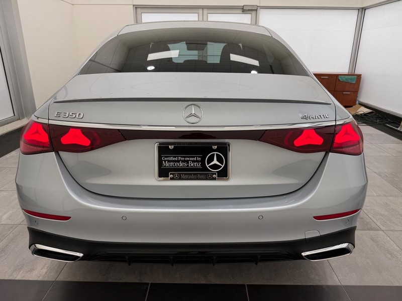 Mercedes-Benz E-Class Vehicle Full-screen Gallery Image 03