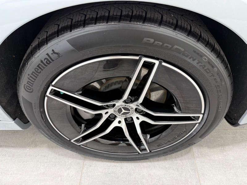 Mercedes-Benz E-Class Vehicle Full-screen Gallery Image 05