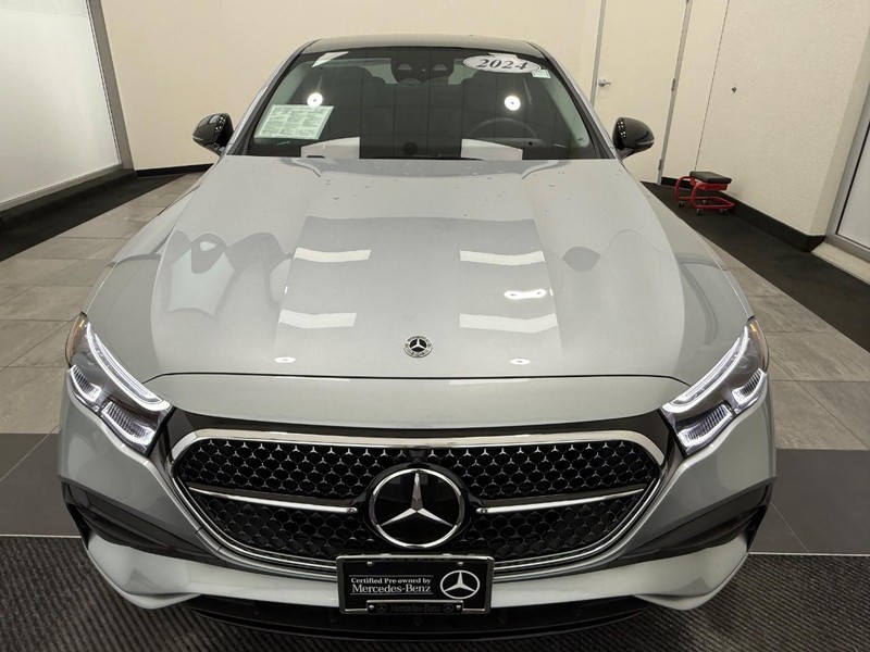 Mercedes-Benz E-Class Vehicle Full-screen Gallery Image 07