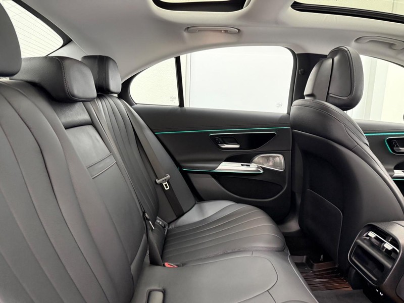 Mercedes-Benz E-Class Vehicle Full-screen Gallery Image 08