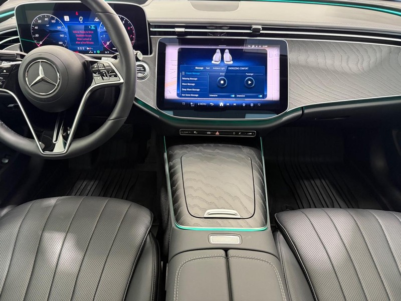 Mercedes-Benz E-Class Vehicle Full-screen Gallery Image 09
