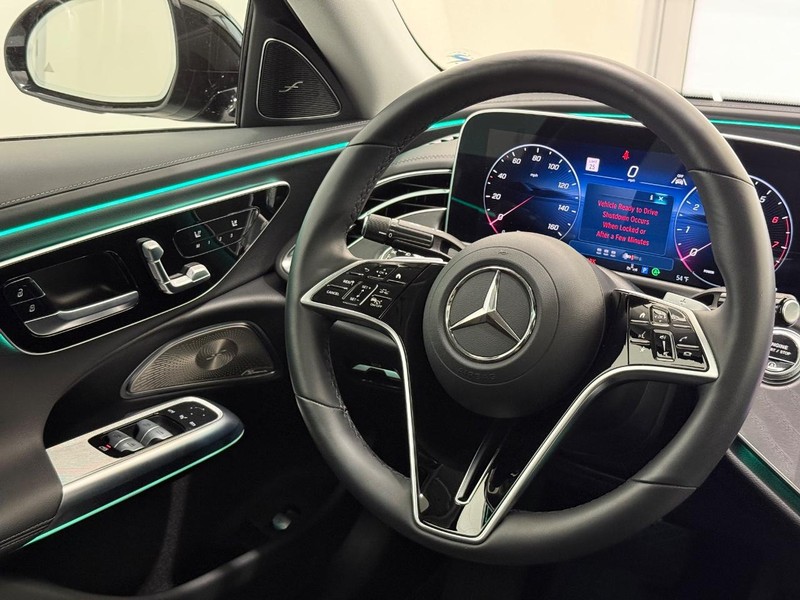 Mercedes-Benz E-Class Vehicle Full-screen Gallery Image 11