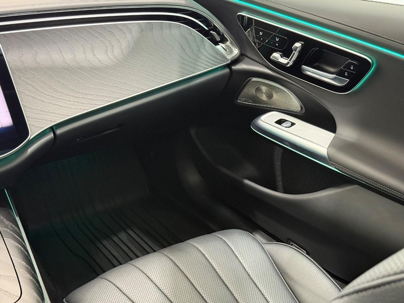 Mercedes-Benz E-Class Vehicle Full-screen Gallery Image 12