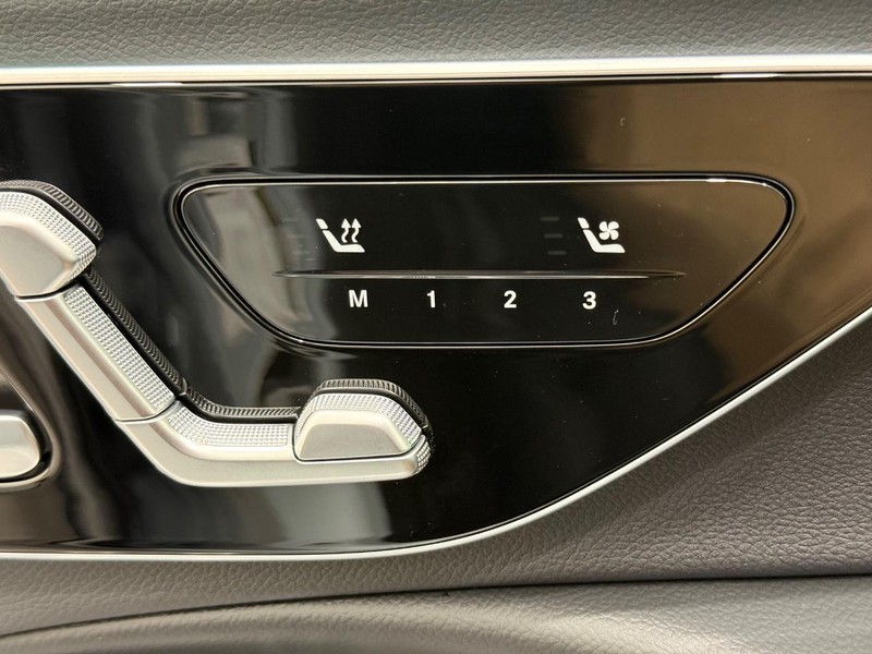 Mercedes-Benz E-Class Vehicle Full-screen Gallery Image 13