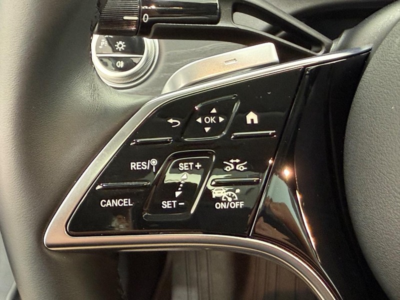 Mercedes-Benz E-Class Vehicle Full-screen Gallery Image 14