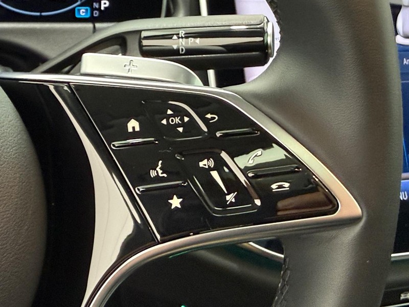 Mercedes-Benz E-Class Vehicle Full-screen Gallery Image 15