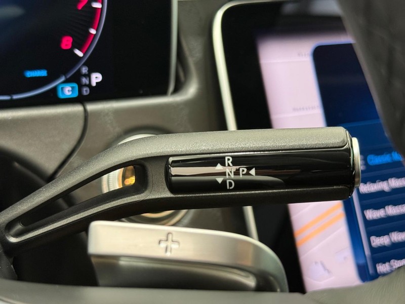 Mercedes-Benz E-Class Vehicle Full-screen Gallery Image 16