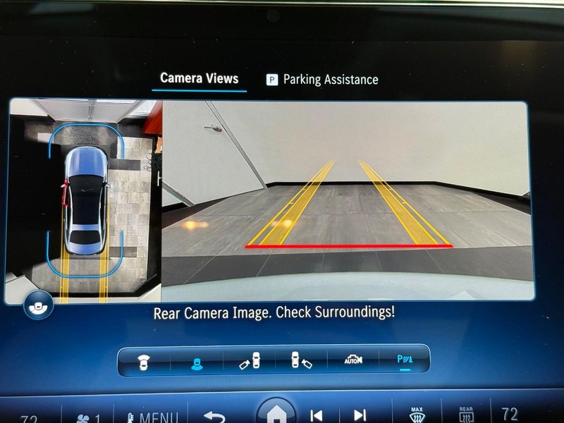 Mercedes-Benz E-Class Vehicle Full-screen Gallery Image 17