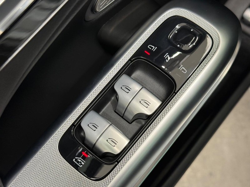 Mercedes-Benz E-Class Vehicle Full-screen Gallery Image 19
