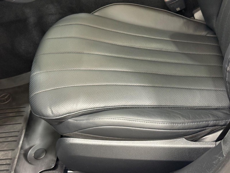 Mercedes-Benz E-Class Vehicle Full-screen Gallery Image 20