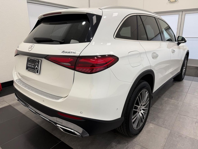 Mercedes-Benz GLC Vehicle Full-screen Gallery Image 02