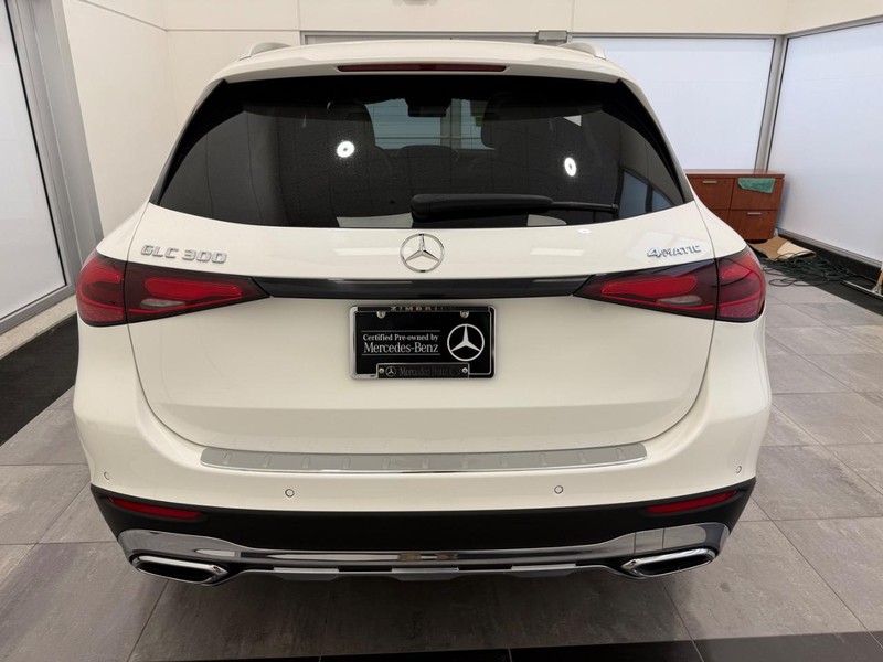 Mercedes-Benz GLC Vehicle Full-screen Gallery Image 03