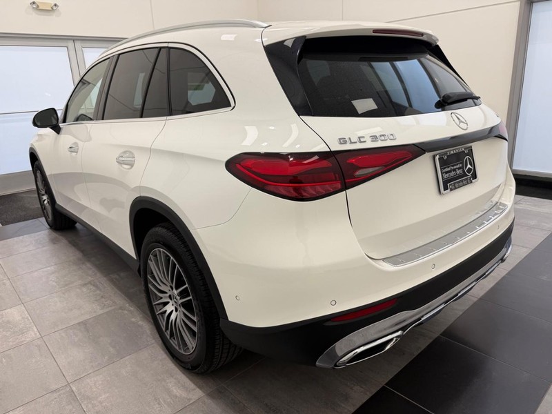 Mercedes-Benz GLC Vehicle Full-screen Gallery Image 04