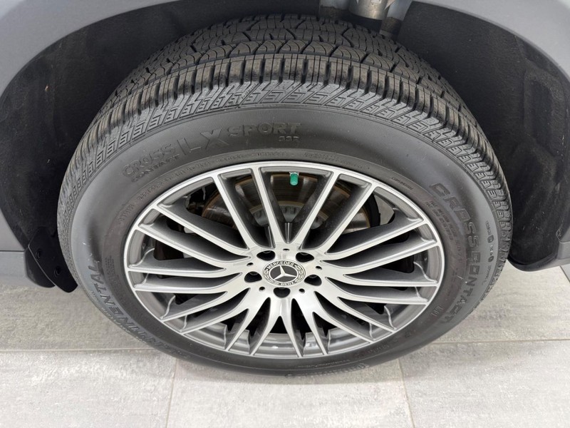 Mercedes-Benz GLC Vehicle Full-screen Gallery Image 05