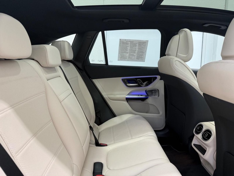 Mercedes-Benz GLC Vehicle Full-screen Gallery Image 09