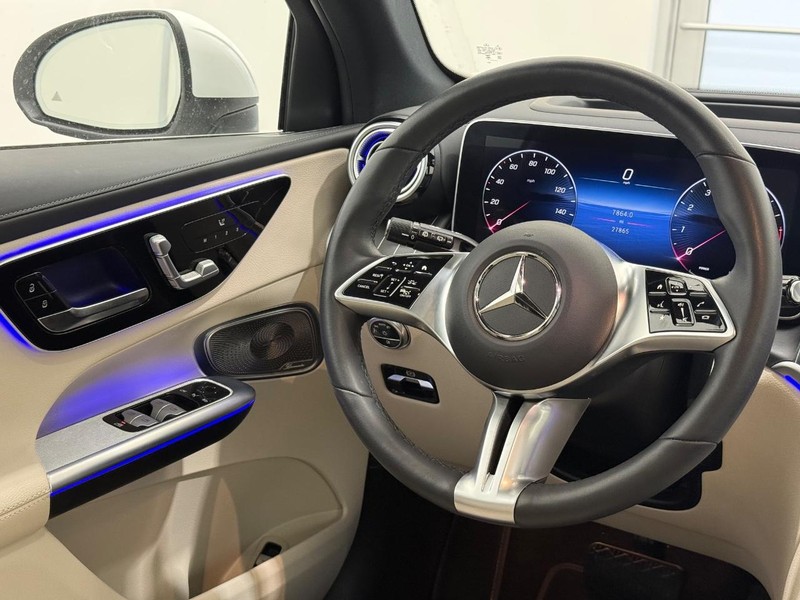 Mercedes-Benz GLC Vehicle Full-screen Gallery Image 12