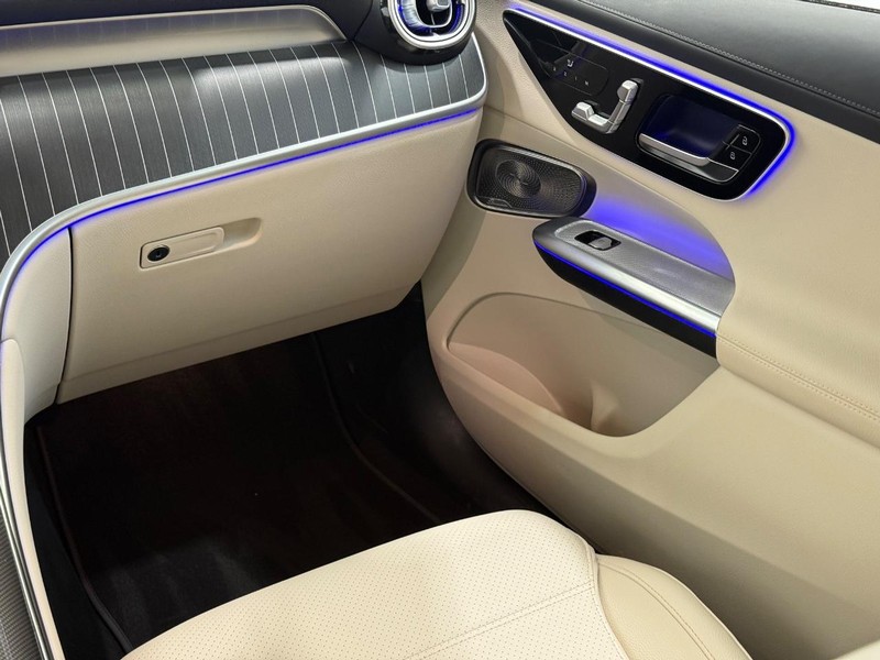 Mercedes-Benz GLC Vehicle Full-screen Gallery Image 13