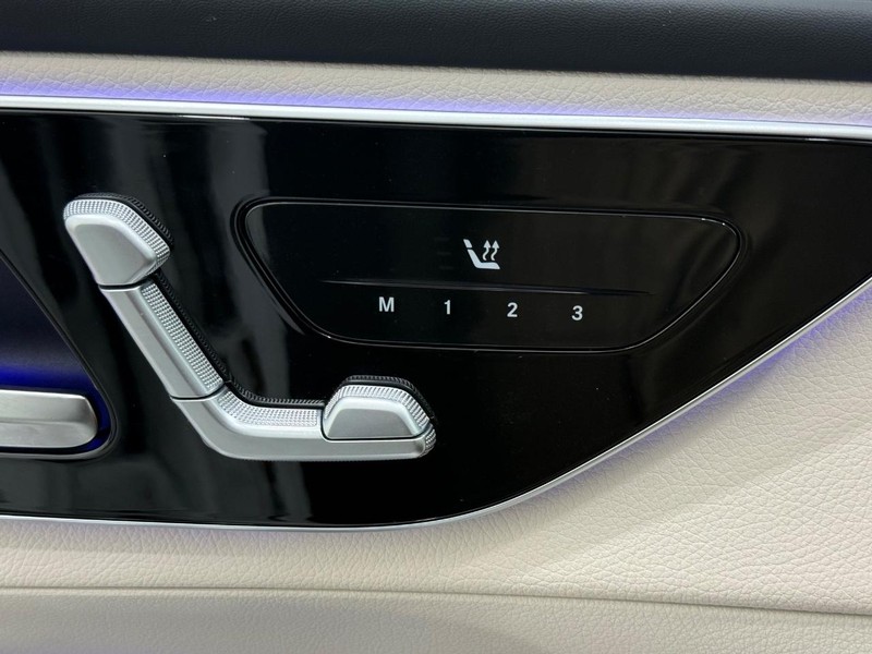 Mercedes-Benz GLC Vehicle Full-screen Gallery Image 14