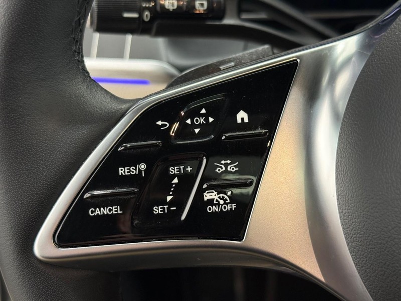Mercedes-Benz GLC Vehicle Full-screen Gallery Image 15