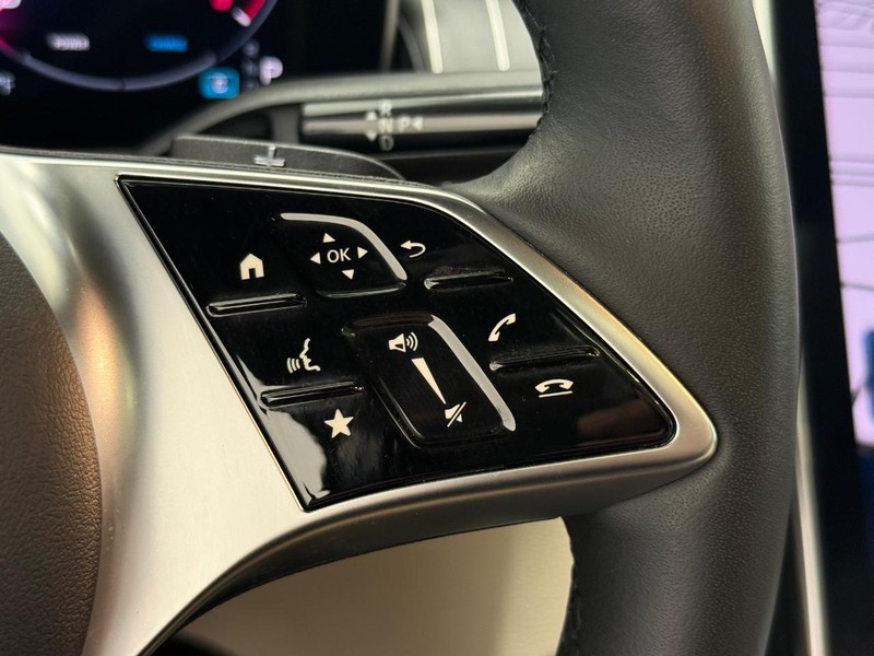 Mercedes-Benz GLC Vehicle Full-screen Gallery Image 16
