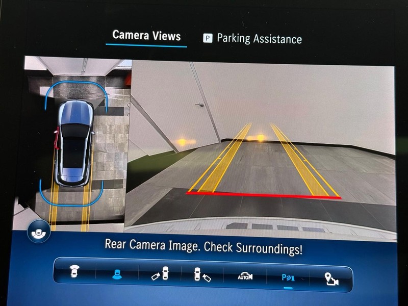 Mercedes-Benz GLC Vehicle Full-screen Gallery Image 18