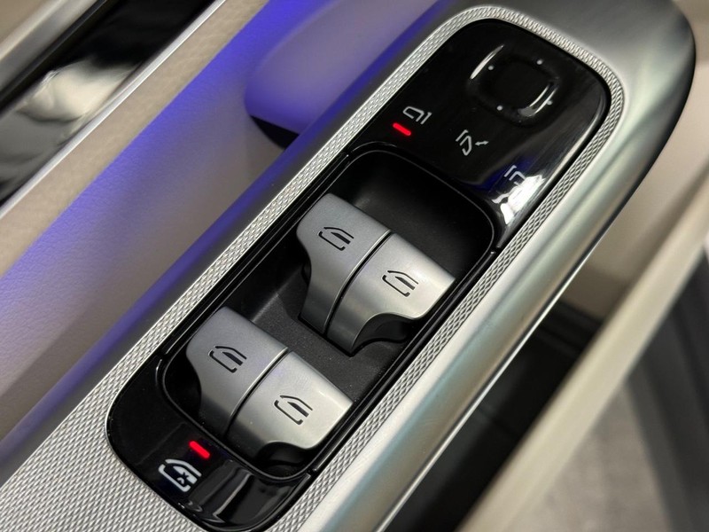 Mercedes-Benz GLC Vehicle Full-screen Gallery Image 19