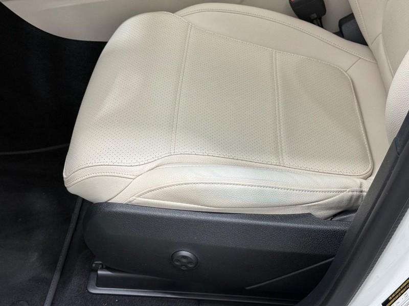 Mercedes-Benz GLC Vehicle Full-screen Gallery Image 20
