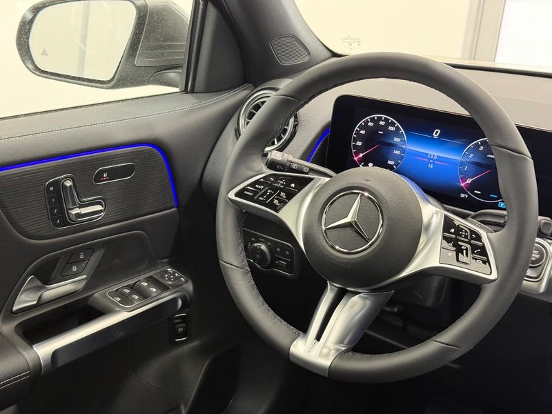 Mercedes-Benz GLB Vehicle Image 8